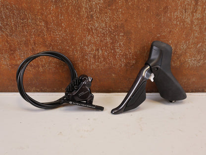 Brems-/ Schalthebel von Shimano, SHIMANO ULTEGRA ST-R8170 / BR-R8170 SCHEIBENBREMSE VORNE vor USEDBIKES-OB.DE Hintergrund