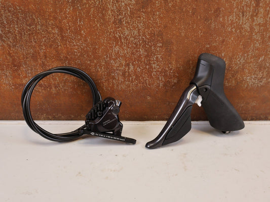 Brems-/ Schalthebel von Shimano, SHIMANO ULTEGRA ST-R8170 / BR-R8170 SCHEIBENBREMSE VORNE vor USEDBIKES-OB.DE Hintergrund