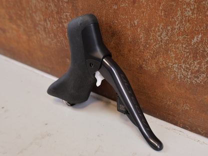 Brems-/ Schalthebel von Shimano, SHIMANO ULTEGRA ST-R8170 / BR-R8170 SCHEIBENBREMSE VORNE vor USEDBIKES-OB.DE Hintergrund