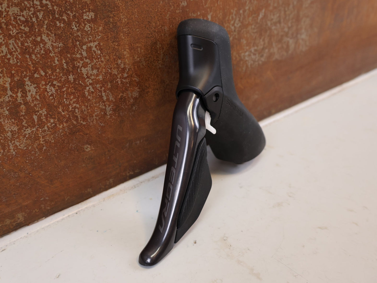 Brems-/ Schalthebel von Shimano, SHIMANO ULTEGRA ST-R8170 / BR-R8170 SCHEIBENBREMSE VORNE vor USEDBIKES-OB.DE Hintergrund