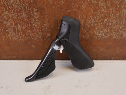 Brems-/ Schalthebel von Shimano, SHIMANO ULTEGRA ST-R8170 / BR-R8170 SCHEIBENBREMSE VORNE vor USEDBIKES-OB.DE Hintergrund