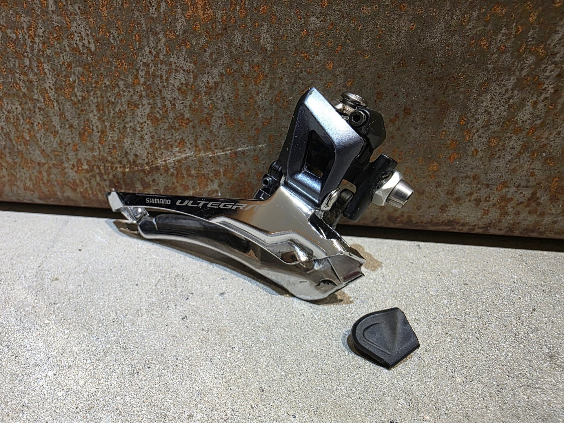 Schaltungsteile von Shimano, SHIMANO ULTEGRA UMWERFER FD - R8000 ANLÖT 2 X 11 FACH vor USEDBIKES - OB.DE Hintergrund