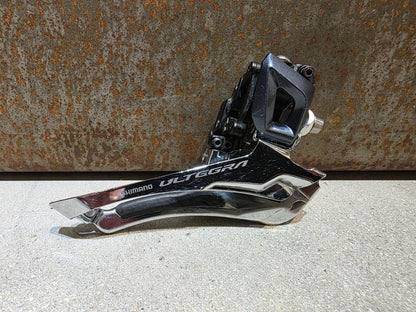 Schaltungsteile von Shimano, SHIMANO ULTEGRA UMWERFER FD - R8000 ANLÖT 2 X 11 FACH vor USEDBIKES - OB.DE Hintergrund
