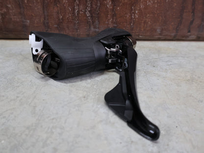 Brems - / Schalthebel von Shimano, SHIMANO ULTGERA SCHEIBENBREMSE ST - R8020 / BR - R8070 vor USEDBIKES - OB.DE Hintergrund