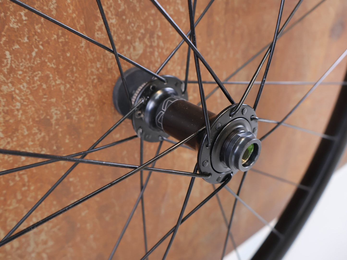 Laufrad/Laufradsatz von Shimano, SHIMANO WH - MT620 VORDERRAD / 27,5 ZOLL / 30MM MAULWEITE / CENTER LOCK / BOOST vor USEDBIKES - OB.DE Hintergrund