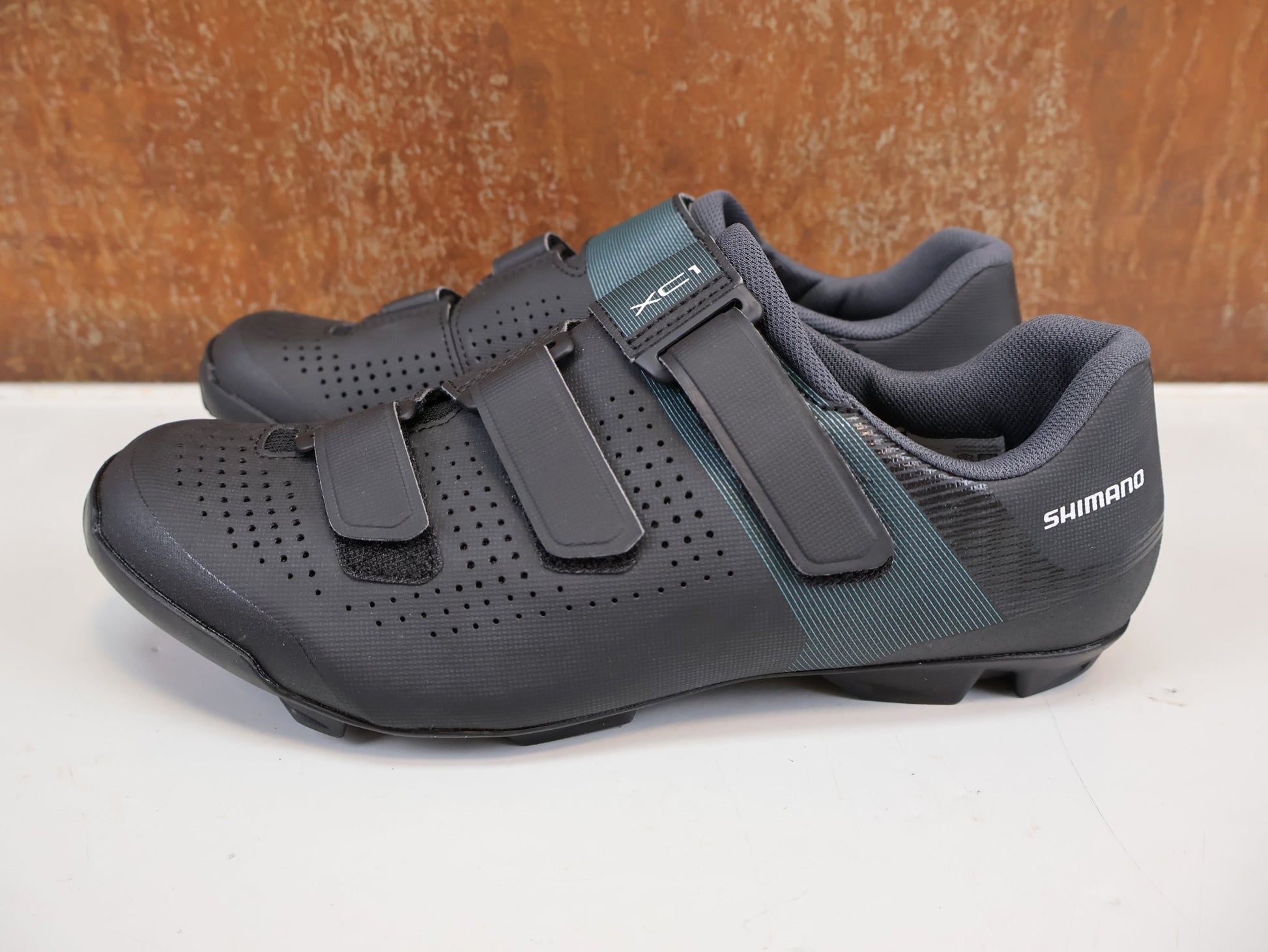 RR - Damenschuhe von Shimano, SHIMANO XC100 DAMEN MTB - SCHUHE / SCHWARZ / GR. 43 / SPD / GLASFASER - SOHLE vor USEDBIKES - OB.DE Hintergrund