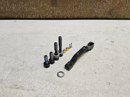 Bremse von Shimano, SHIMANO XT BL - M8100 / BR - M8100 2 KOLBEN SCHEIBENBREMSE SET vor USEDBIKES - OB.DE Hintergrund