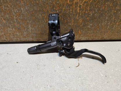 Bremse von Shimano, SHIMANO XT BL - M8100 / BR - M8100 2 KOLBEN SCHEIBENBREMSE SET vor USEDBIKES - OB.DE Hintergrund