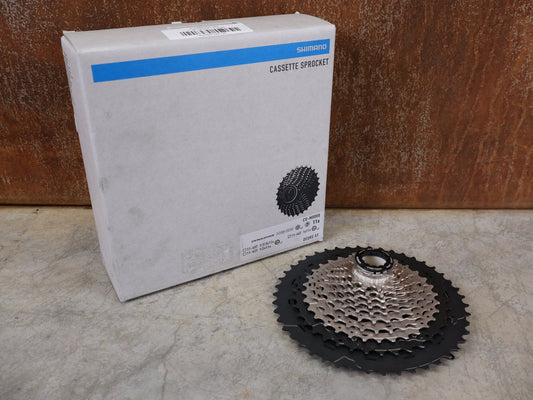 Kassette & Zahnkränze von Shimano, SHIMANO XT CS - M8000 KASSETTE / 11 - FACH / 11 - 46 ZÄHNE / DYNA - SYS11 / 445G vor USEDBIKES - OB.DE Hintergrund