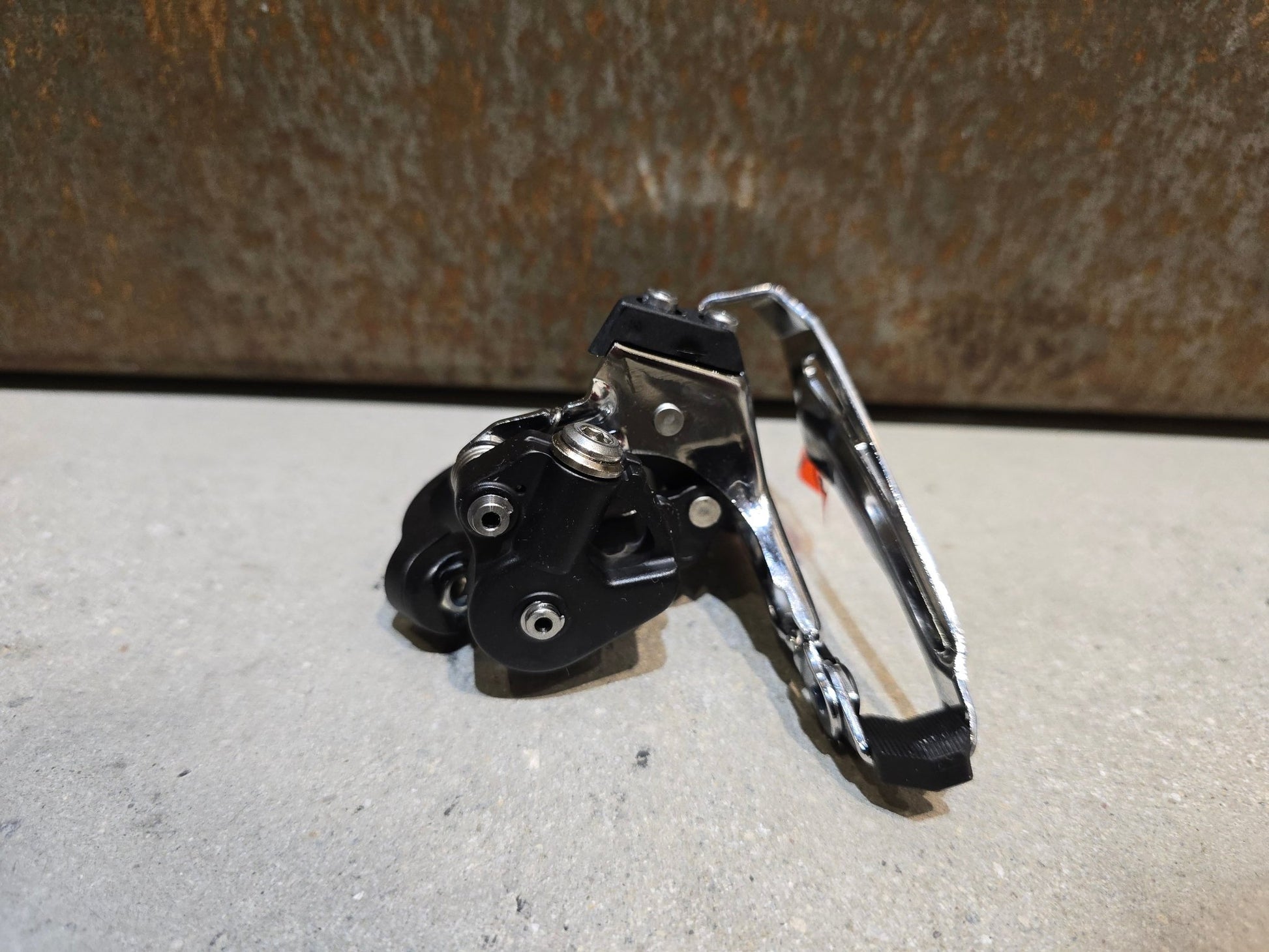 Schaltungsteile von Shimano, SHIMANO XT FD - M8025 - L UMWERFER 2 X 11 FACH / SCHELLE in variant_title vor USEDBIKES - OB.DE Hintergrund