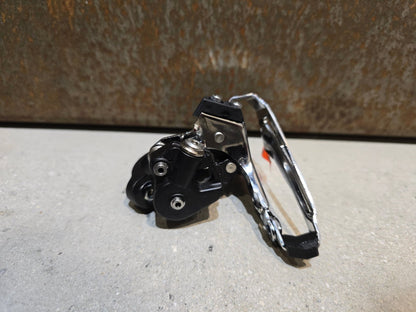 Schaltungsteile von Shimano, SHIMANO XT FD - M8025 - L UMWERFER 2 X 11 FACH / SCHELLE in variant_title vor USEDBIKES - OB.DE Hintergrund