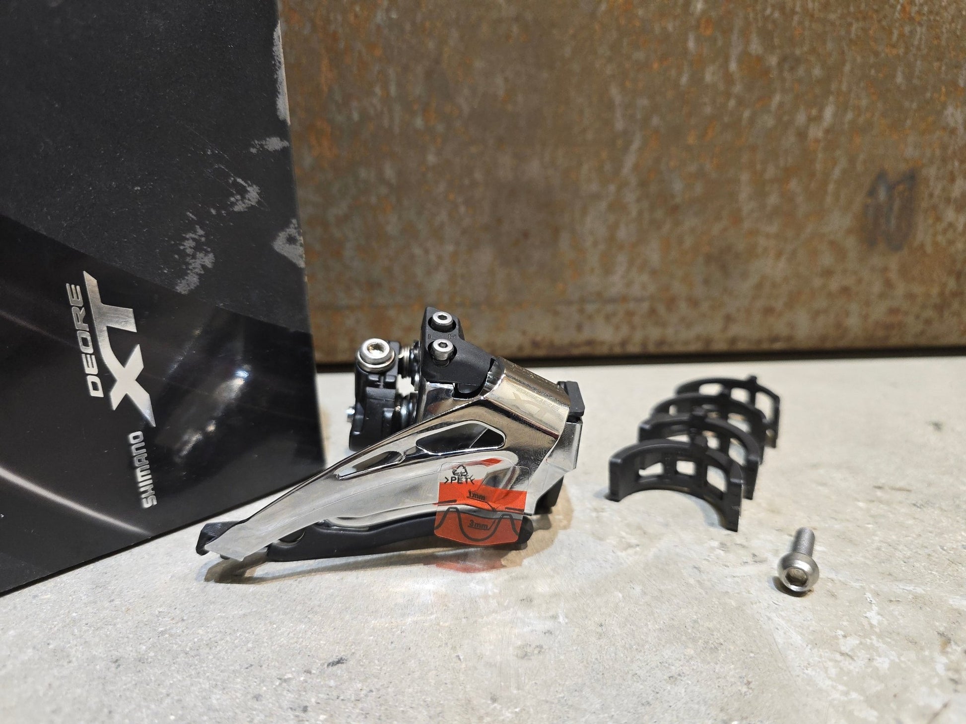 Schaltungsteile von Shimano, SHIMANO XT FD - M8025 - L UMWERFER 2 X 11 FACH / SCHELLE in variant_title vor USEDBIKES - OB.DE Hintergrund