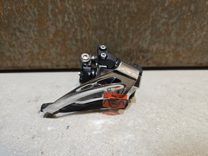 Schaltungsteile von Shimano, SHIMANO XT FD - M8025 - L UMWERFER 2 X 11 FACH / SCHELLE in variant_title vor USEDBIKES - OB.DE Hintergrund