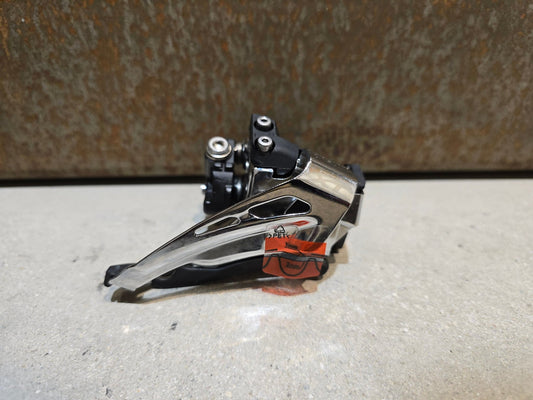 Schaltungsteile von Shimano, SHIMANO XT FD - M8025 - L UMWERFER 2 X 11 FACH / SCHELLE in variant_title vor USEDBIKES - OB.DE Hintergrund
