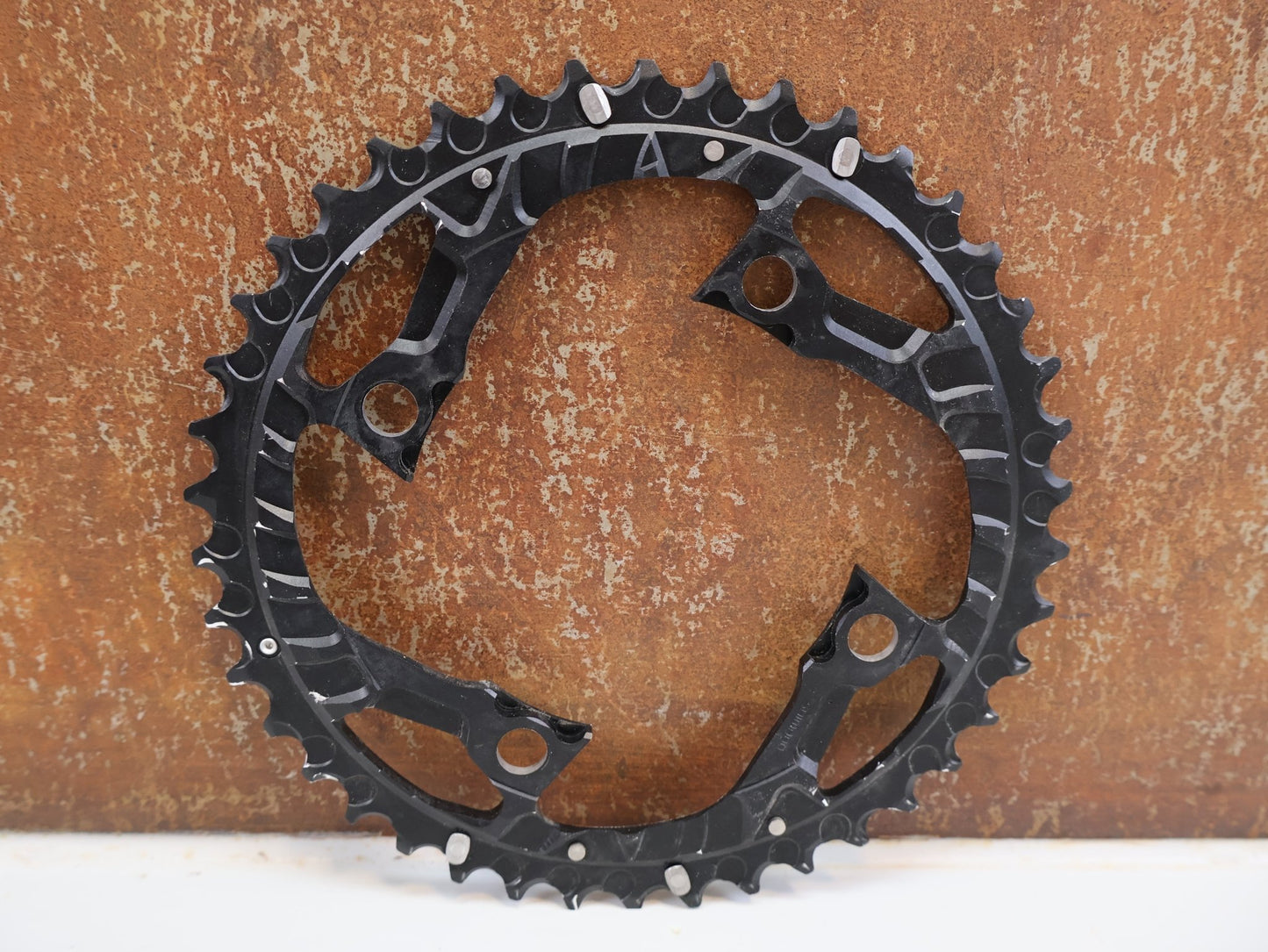 Kettenblatt von Shimano, SHIMANO XT KETTENBLATT M780 / 42 ZÄHNE / 3X10-FACH / 104MM / SCHWARZ vor USEDBIKES-OB.DE Hintergrund