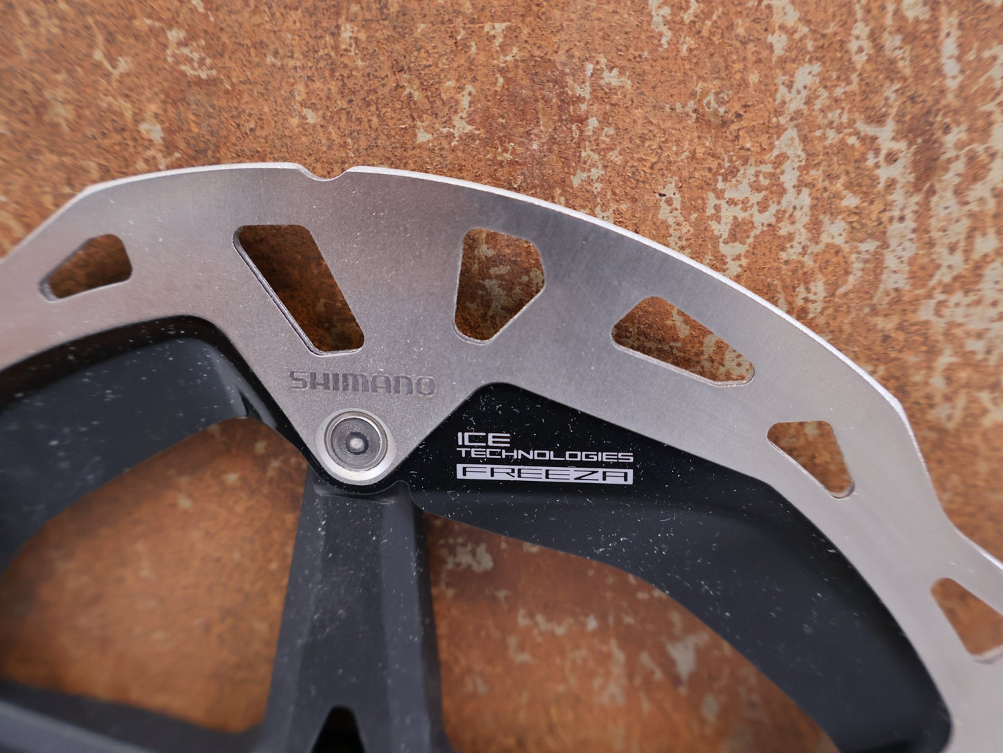 Bremsscheibe von Shimano, SHIMANO XTR BREMSSCHEIBE RT-MT900 / 180 MM / CENTERLOCK / INNENVERZAHNT vor USEDBIKES-OB.DE Hintergrund
