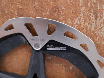 Bremsscheibe von Shimano, SHIMANO XTR BREMSSCHEIBE RT-MT900 / 180 MM / CENTERLOCK / INNENVERZAHNT vor USEDBIKES-OB.DE Hintergrund