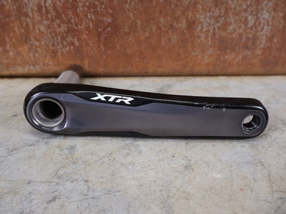 Kurbel von Shimano, SHIMANO XTR FC - M9100 - 1 KURBEL – 1 - FACH / 175 MM / HOLLOWTECH II – OHNE KETTENBLATT vor USEDBIKES - OB.DE Hintergrund