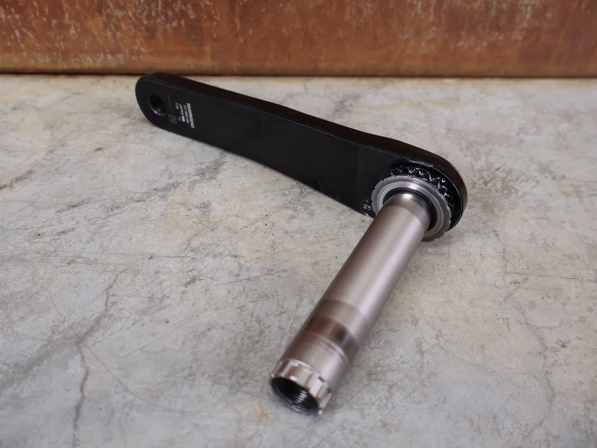 Kurbel von Shimano, SHIMANO XTR FC - M9100 - 1 KURBEL – 1 - FACH / 175 MM / HOLLOWTECH II – OHNE KETTENBLATT vor USEDBIKES - OB.DE Hintergrund