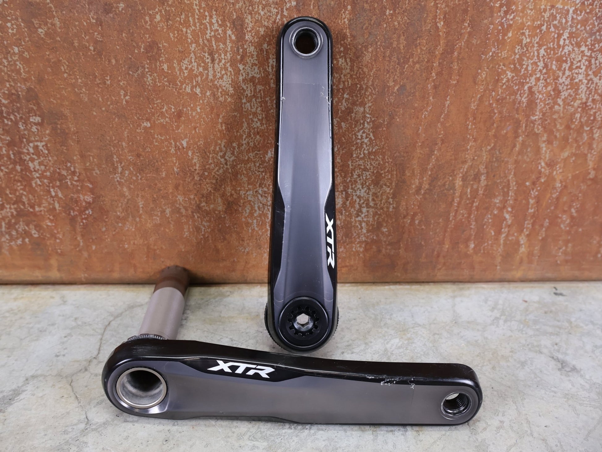 Kurbel von Shimano, SHIMANO XTR FC - M9100 - 1 KURBEL – 1 - FACH / 175 MM / HOLLOWTECH II – OHNE KETTENBLATT vor USEDBIKES - OB.DE Hintergrund