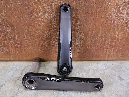 Kurbel von Shimano, SHIMANO XTR FC - M9100 - 1 KURBEL – 1 - FACH / 175 MM / HOLLOWTECH II – OHNE KETTENBLATT vor USEDBIKES - OB.DE Hintergrund