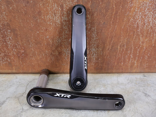 Kurbel von Shimano, SHIMANO XTR FC - M9100 - 1 KURBEL – 1 - FACH / 175 MM / HOLLOWTECH II – OHNE KETTENBLATT vor USEDBIKES - OB.DE Hintergrund