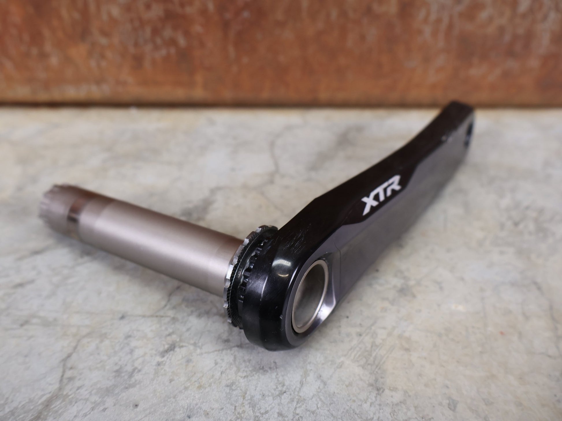 Kurbel von Shimano, SHIMANO XTR FC - M9100 - 1 KURBEL – 1 - FACH / 175 MM / HOLLOWTECH II – OHNE KETTENBLATT vor USEDBIKES - OB.DE Hintergrund