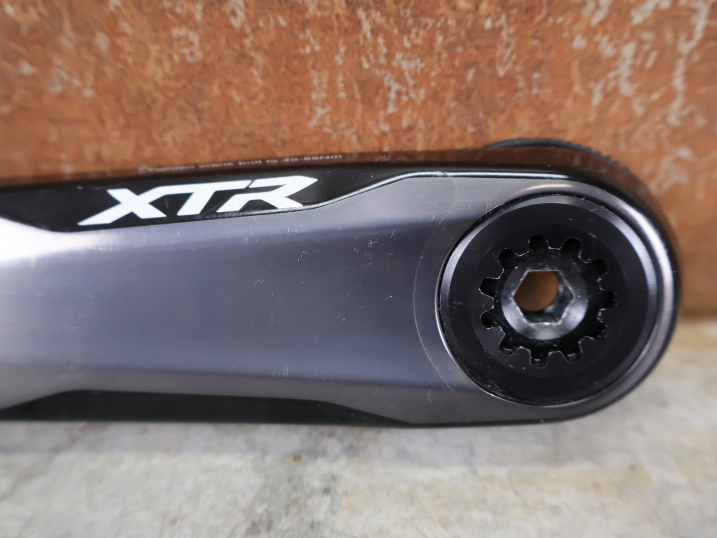 Kurbel von Shimano, SHIMANO XTR FC - M9100 - 1 KURBEL – 1 - FACH / 175 MM / HOLLOWTECH II – OHNE KETTENBLATT vor USEDBIKES - OB.DE Hintergrund