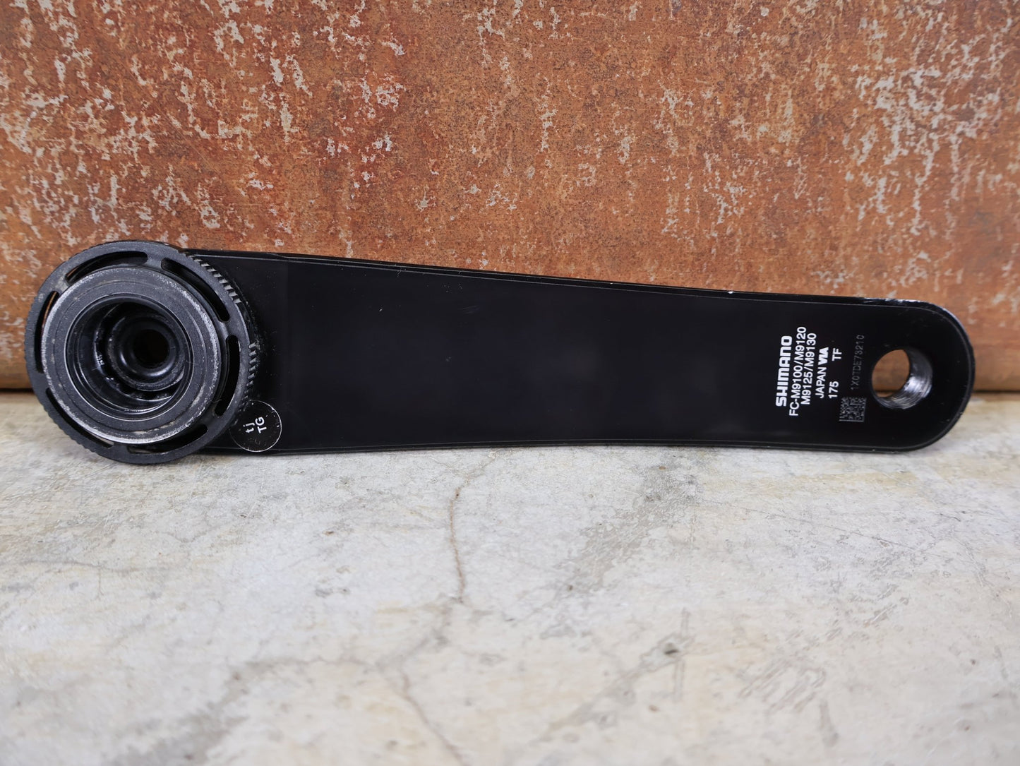 Kurbel von Shimano, SHIMANO XTR FC - M9100 - 1 KURBEL – 1 - FACH / 175 MM / HOLLOWTECH II – OHNE KETTENBLATT vor USEDBIKES - OB.DE Hintergrund