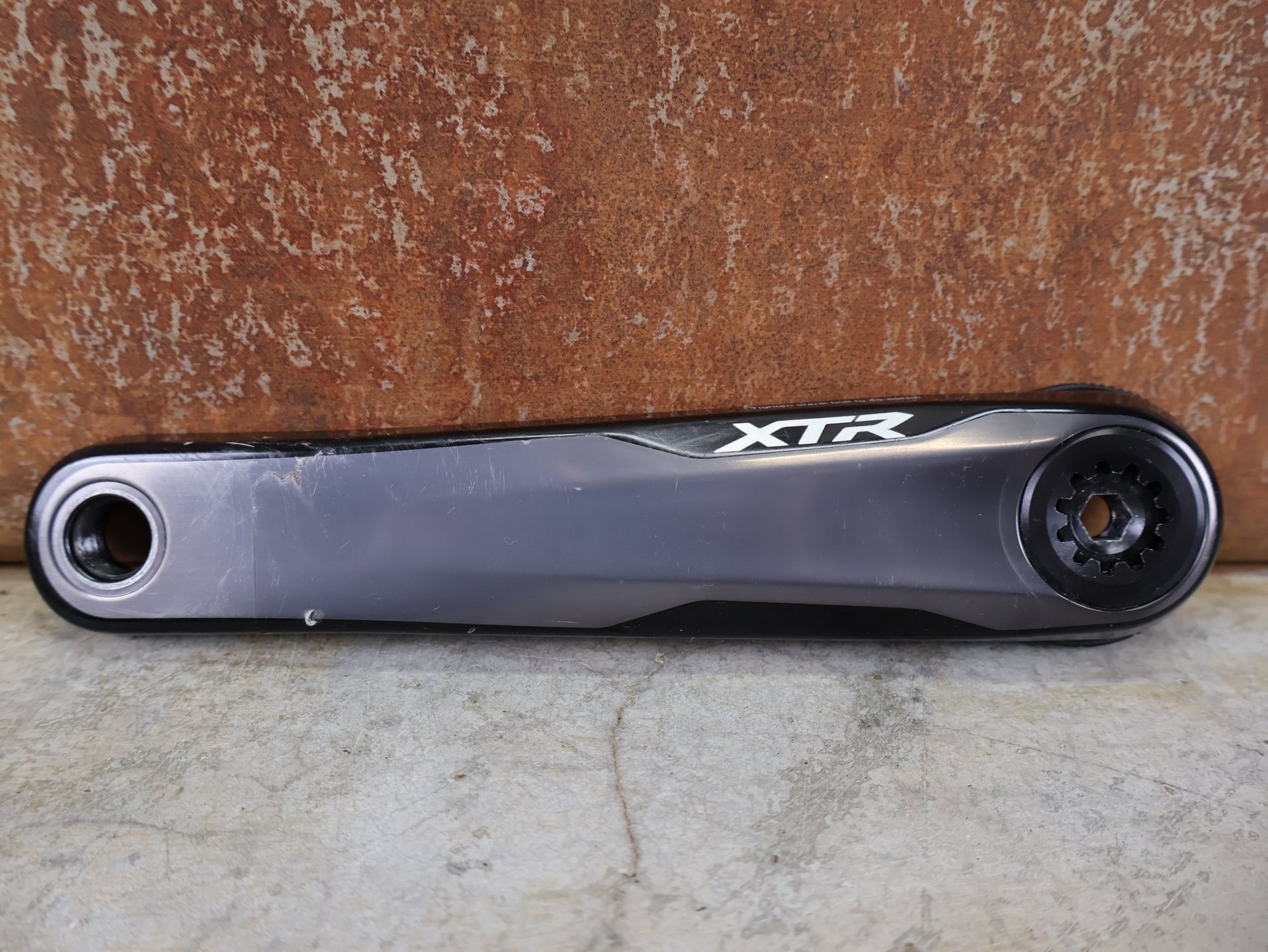 Kurbel von Shimano, SHIMANO XTR FC - M9100 - 1 KURBEL – 1 - FACH / 175 MM / HOLLOWTECH II – OHNE KETTENBLATT vor USEDBIKES - OB.DE Hintergrund