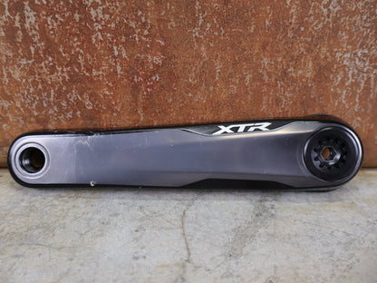 Kurbel von Shimano, SHIMANO XTR FC - M9100 - 1 KURBEL – 1 - FACH / 175 MM / HOLLOWTECH II – OHNE KETTENBLATT vor USEDBIKES - OB.DE Hintergrund