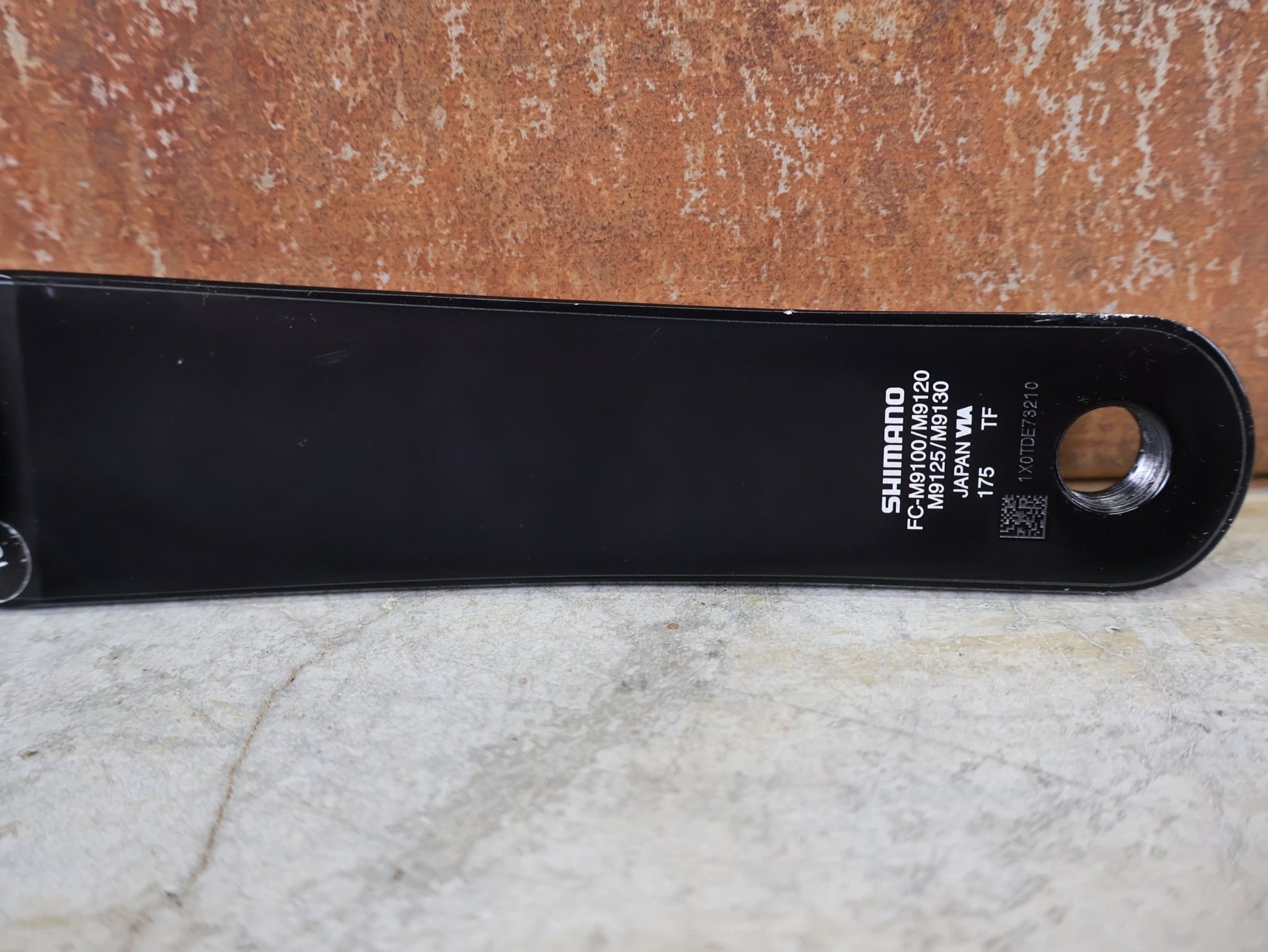 Kurbel von Shimano, SHIMANO XTR FC - M9100 - 1 KURBEL – 1 - FACH / 175 MM / HOLLOWTECH II – OHNE KETTENBLATT vor USEDBIKES - OB.DE Hintergrund