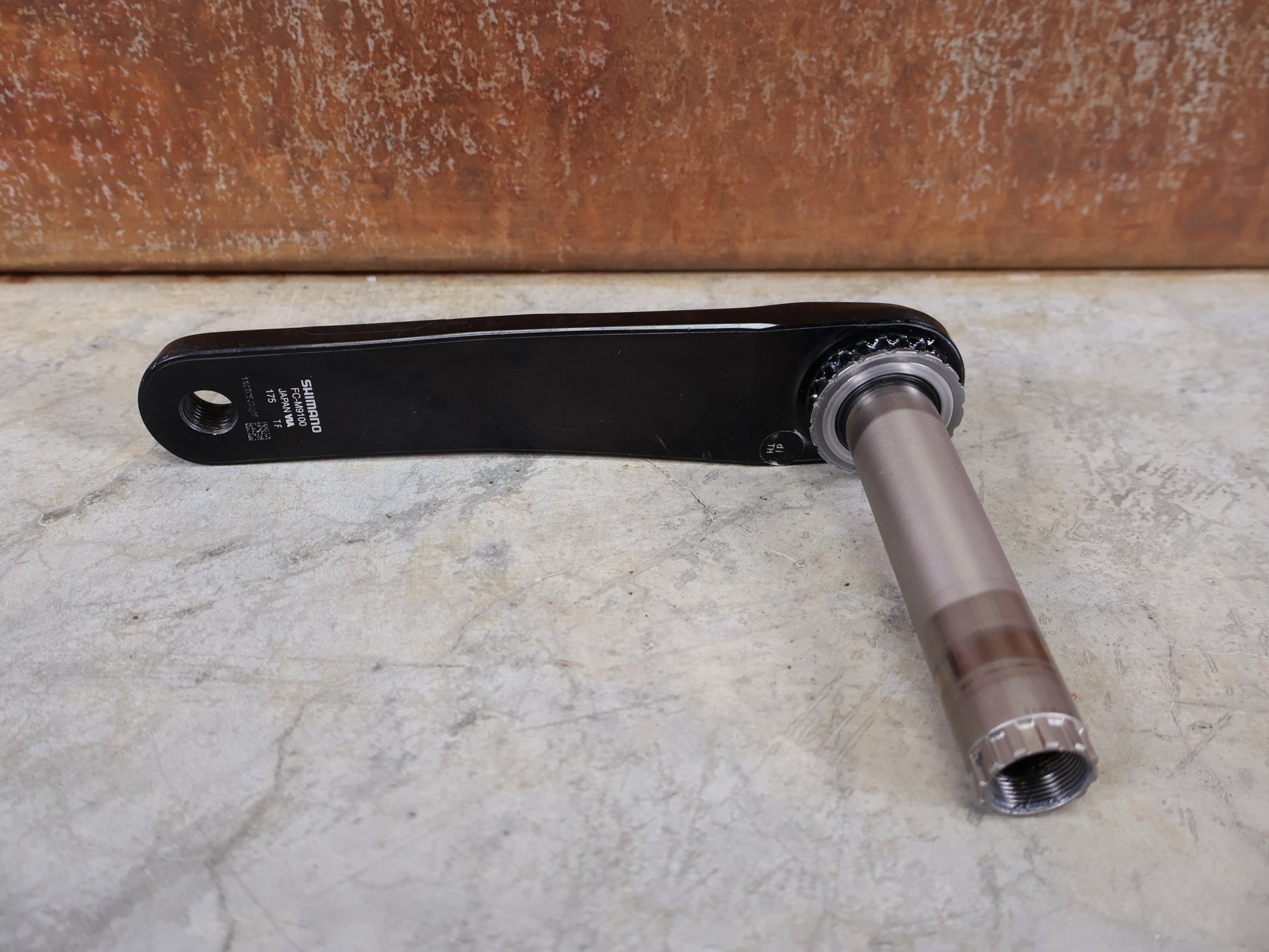 Kurbel von Shimano, SHIMANO XTR FC - M9100 - 1 KURBEL – 1 - FACH / 175 MM / HOLLOWTECH II – OHNE KETTENBLATT vor USEDBIKES - OB.DE Hintergrund