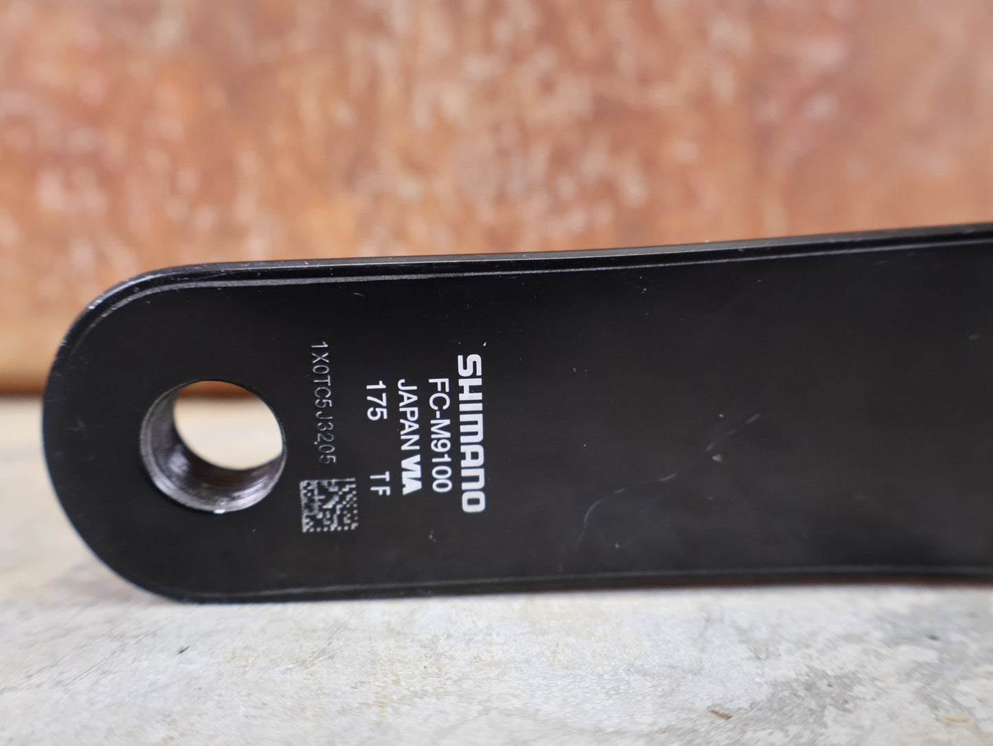 Kurbel von Shimano, SHIMANO XTR FC - M9100 - 1 KURBEL – 1 - FACH / 175 MM / HOLLOWTECH II – OHNE KETTENBLATT vor USEDBIKES - OB.DE Hintergrund