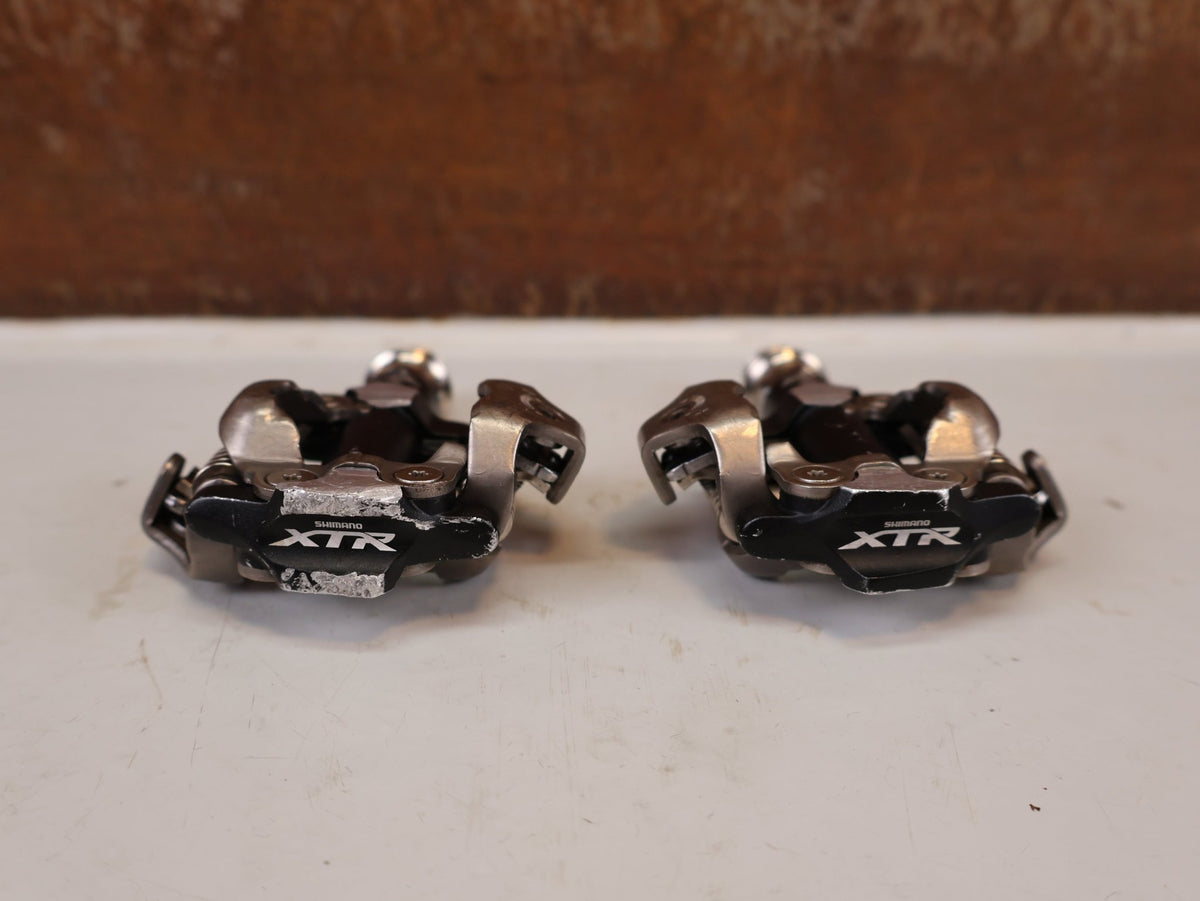 Pedale von Shimano, Shimano XTR PD-M9000 SPD MTB Pedale Klickpedale 308g Set vor USEDBIKES-OB.DE Hintergrund