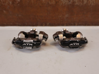 Pedale von Shimano, Shimano XTR PD-M9000 SPD MTB Pedale Klickpedale 308g Set vor USEDBIKES-OB.DE Hintergrund