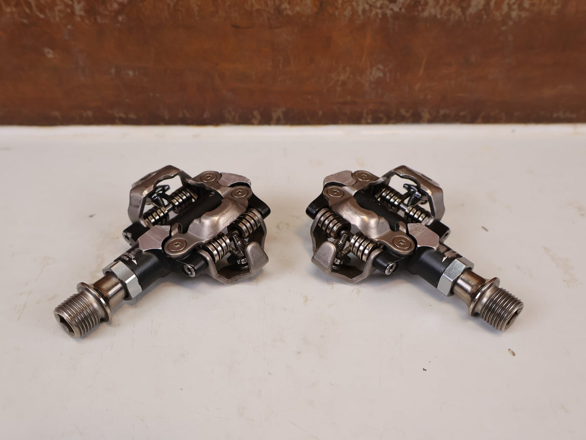 Pedale von Shimano, Shimano XTR PD-M9000 SPD MTB Pedale Klickpedale 308g Set vor USEDBIKES-OB.DE Hintergrund