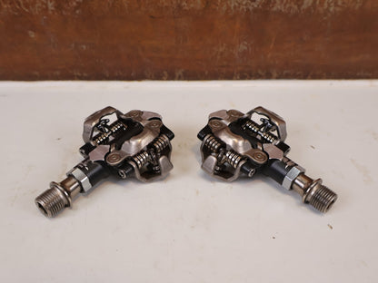 Pedale von Shimano, Shimano XTR PD-M9000 SPD MTB Pedale Klickpedale 308g Set vor USEDBIKES-OB.DE Hintergrund