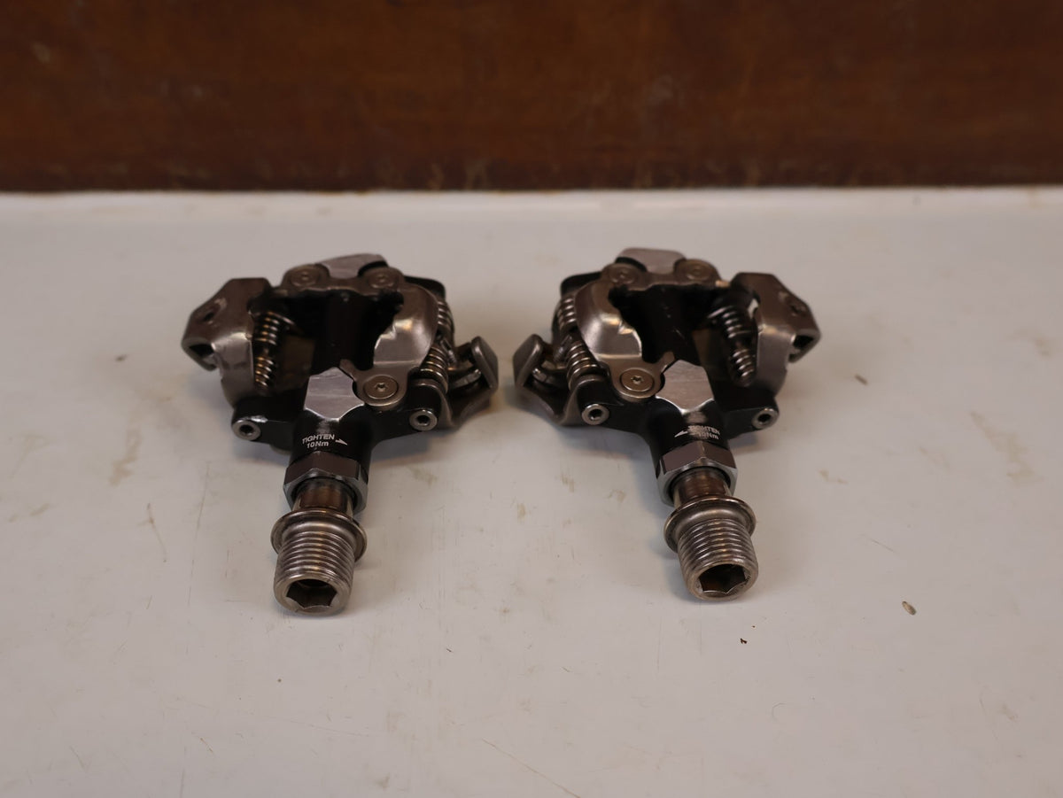 Pedale von Shimano, Shimano XTR PD-M9000 SPD MTB Pedale Klickpedale 308g Set vor USEDBIKES-OB.DE Hintergrund