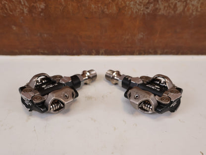 Pedale von Shimano, Shimano XTR PD-M9000 SPD MTB Pedale Klickpedale 308g Set vor USEDBIKES-OB.DE Hintergrund