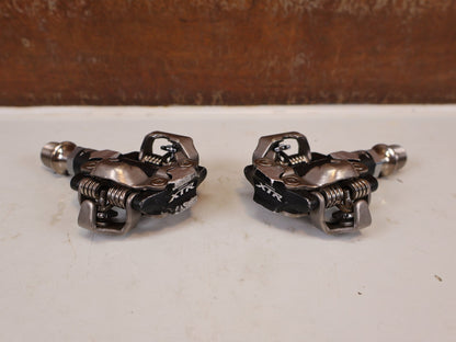 Pedale von Shimano, Shimano XTR PD-M9000 SPD MTB Pedale Klickpedale 308g Set vor USEDBIKES-OB.DE Hintergrund