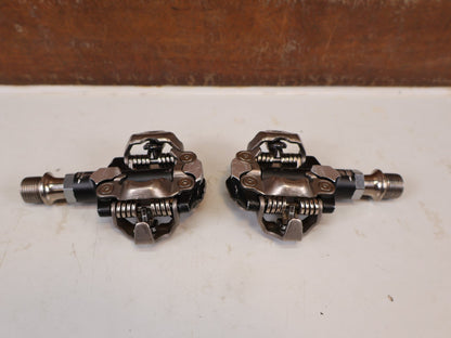 Pedale von Shimano, Shimano XTR PD-M9000 SPD MTB Pedale Klickpedale 308g Set vor USEDBIKES-OB.DE Hintergrund