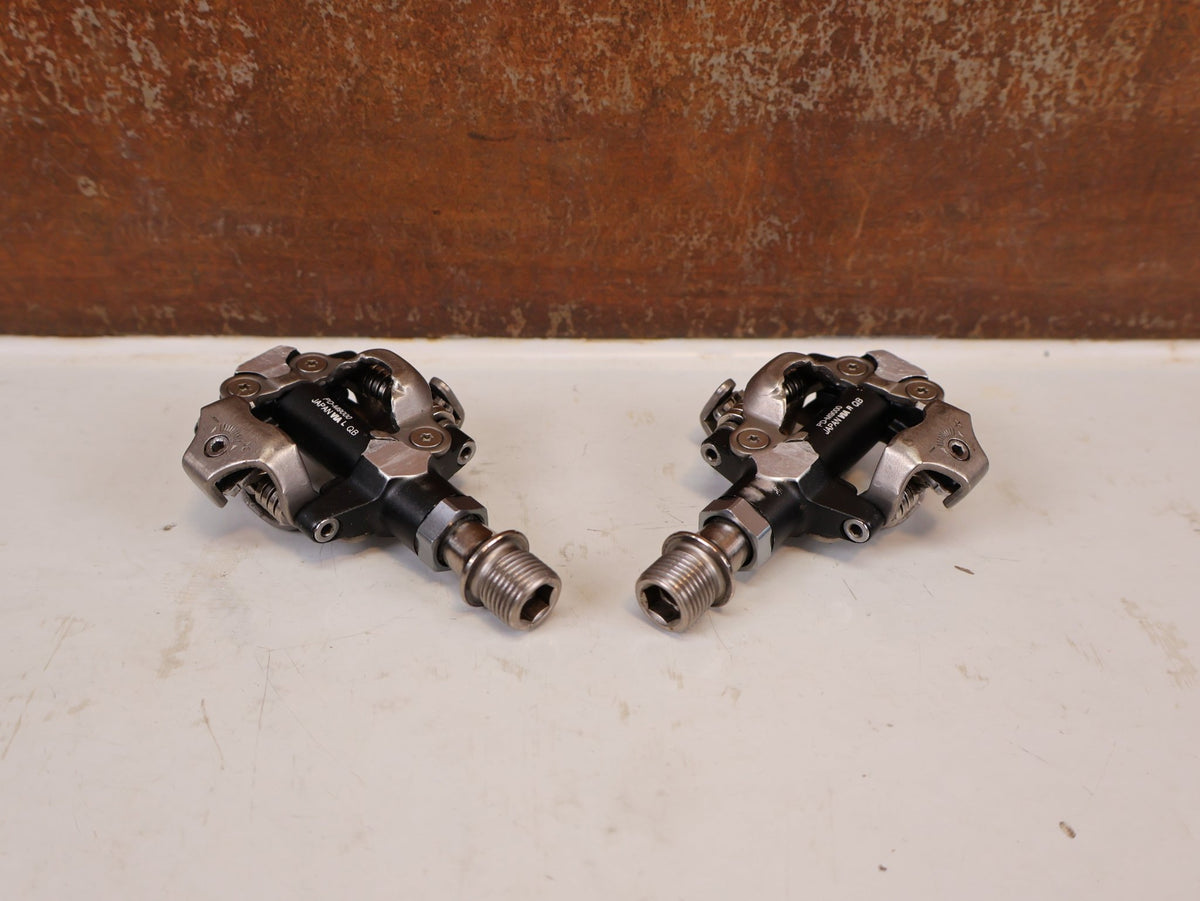 Pedale von Shimano, Shimano XTR PD-M9000 SPD MTB Pedale Klickpedale 308g Set vor USEDBIKES-OB.DE Hintergrund