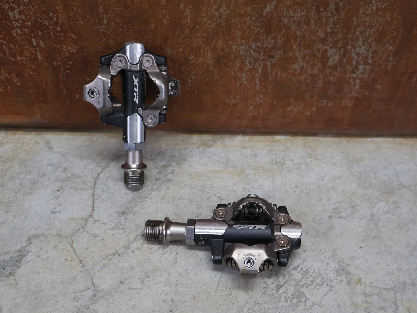 Pedale von Shimano, SHIMANO XTR PD - M9100 SPD / MOUNTAINBIKE PEDAL vor USEDBIKES - OB.DE Hintergrund