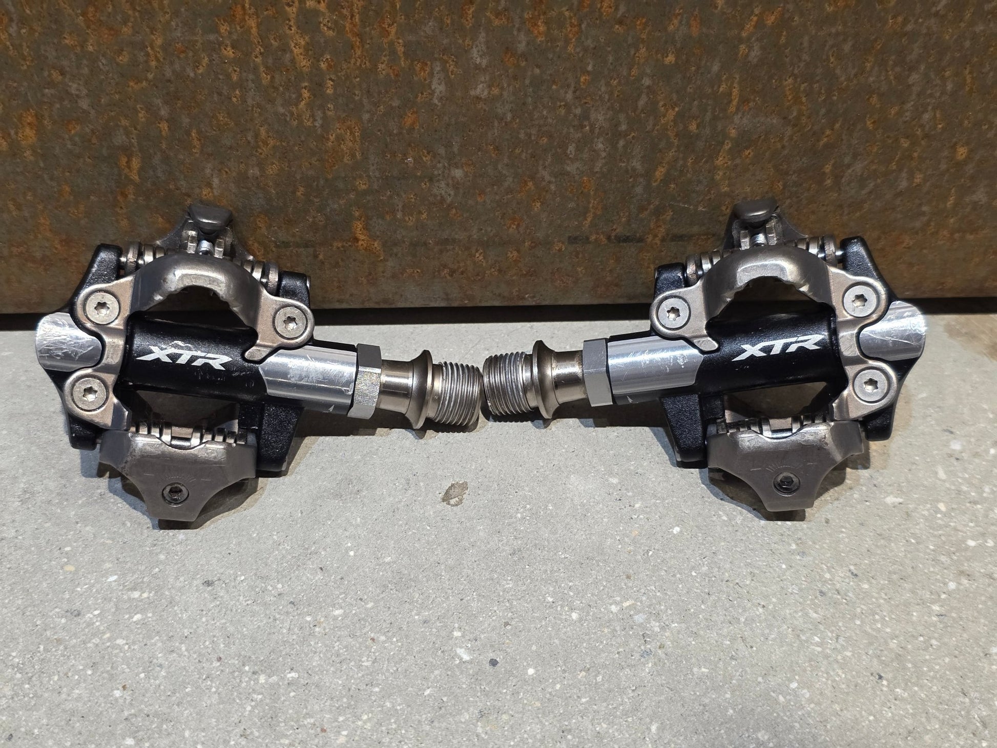 Pedale von Shimano, SHIMANO XTR PD - M9100 SPD / MOUNTAINBIKE PEDAL vor USEDBIKES - OB.DE Hintergrund