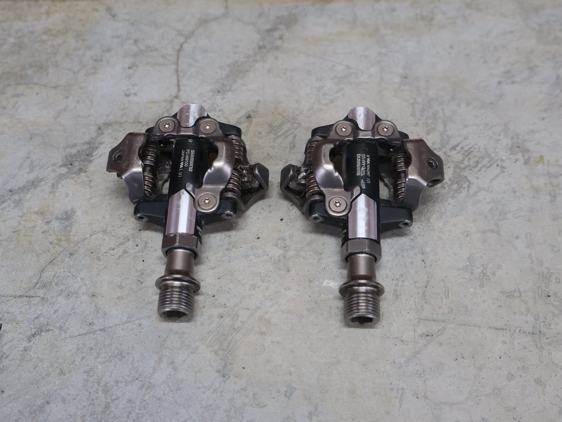 Pedale von Shimano, SHIMANO XTR PD - M9100 SPD / MOUNTAINBIKE PEDAL vor USEDBIKES - OB.DE Hintergrund