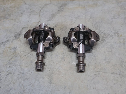 Pedale von Shimano, SHIMANO XTR PD - M9100 SPD / MOUNTAINBIKE PEDAL vor USEDBIKES - OB.DE Hintergrund