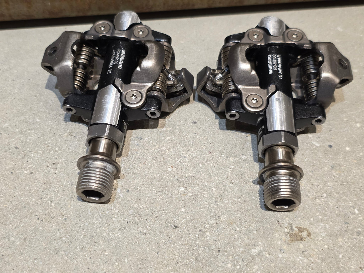 Pedale von Shimano, SHIMANO XTR PD - M9100 SPD / MOUNTAINBIKE PEDAL vor USEDBIKES - OB.DE Hintergrund