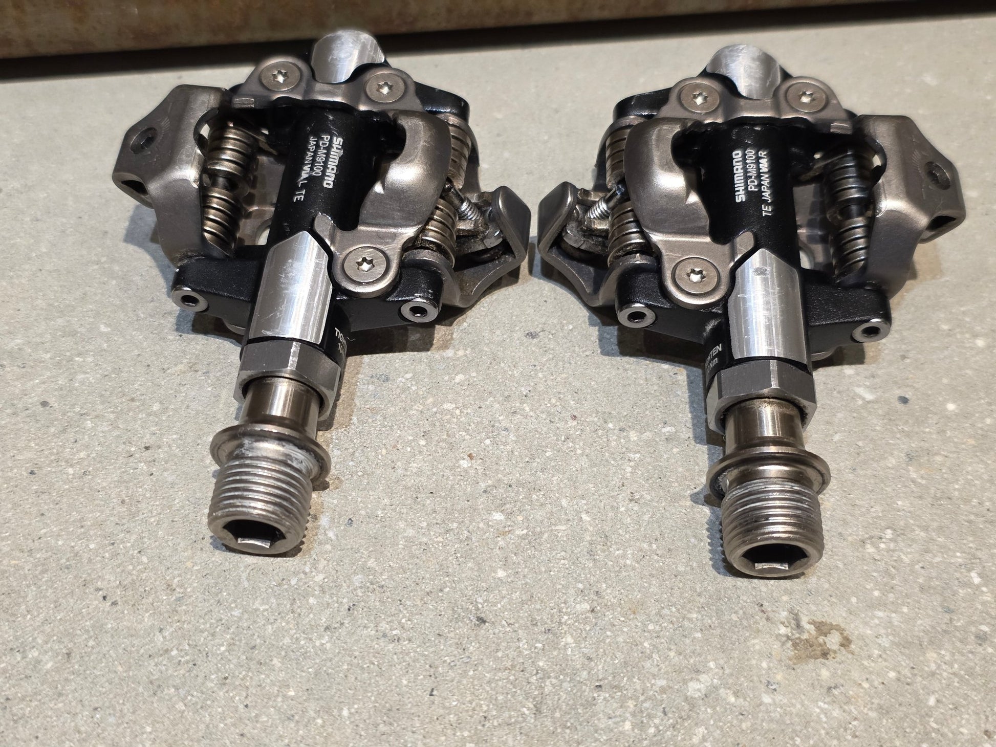 Pedale von Shimano, SHIMANO XTR PD - M9100 SPD / MOUNTAINBIKE PEDAL vor USEDBIKES - OB.DE Hintergrund