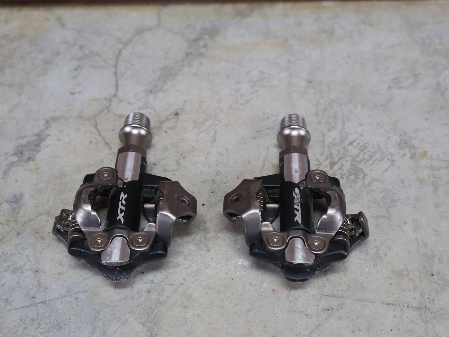 Pedale von Shimano, SHIMANO XTR PD - M9100 SPD / MOUNTAINBIKE PEDAL vor USEDBIKES - OB.DE Hintergrund